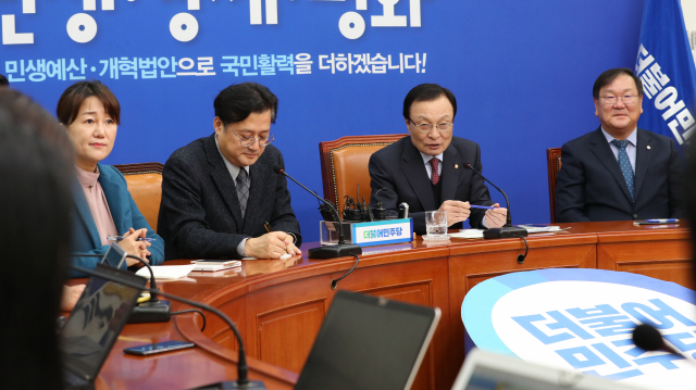 더불어민주당 이해찬 대표가 23일 오전 국회 당대표회의실에서 열린 출입기자단 간담회에서 기자들의 질문에 답하고 있다. 연합뉴스