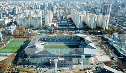 대구FC의 새 홈구장인 포레스트 아레나(가칭)가 완공을 앞두고 위용을 드러내고 있다. 김영진 기자 kyjmaeil@msnet.co.kr