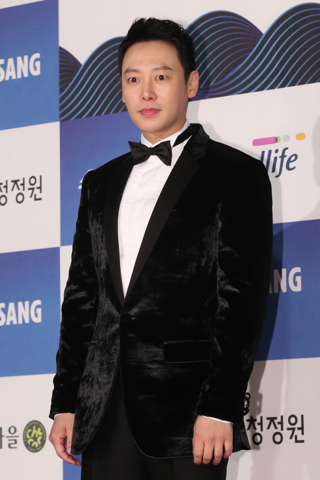 배우 김동욱이 23일 오후 서울 동대문구 경희대 평화의전당에서 열린 청룡영화상 시상식 레드카펫에서 포즈를 취하고 있다. 연합뉴스