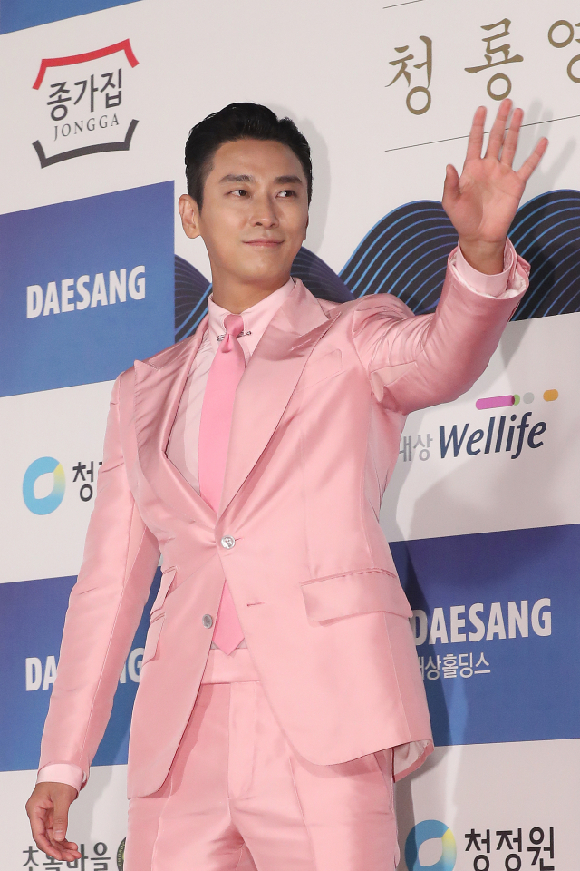 배우 주지훈이 23일 오후 서울 동대문구 경희대 평화의전당에서 열린 청룡영화상 시상식 레드카펫에서 포즈를 취하고 있다. 연합뉴스