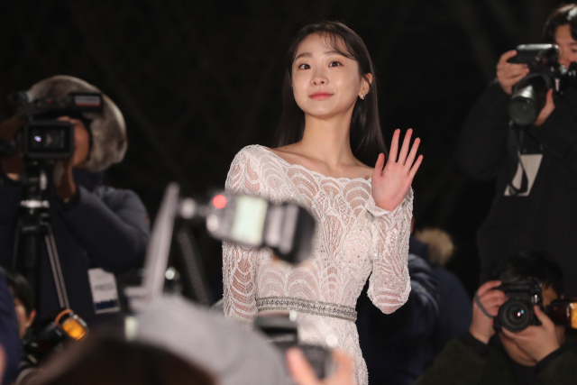 배우 김다미가 23일 오후 서울 동대문구 경희대 평화의전당에서 열린 청룡영화상 시상식 레드카펫을 밟고 있다. 연합뉴스