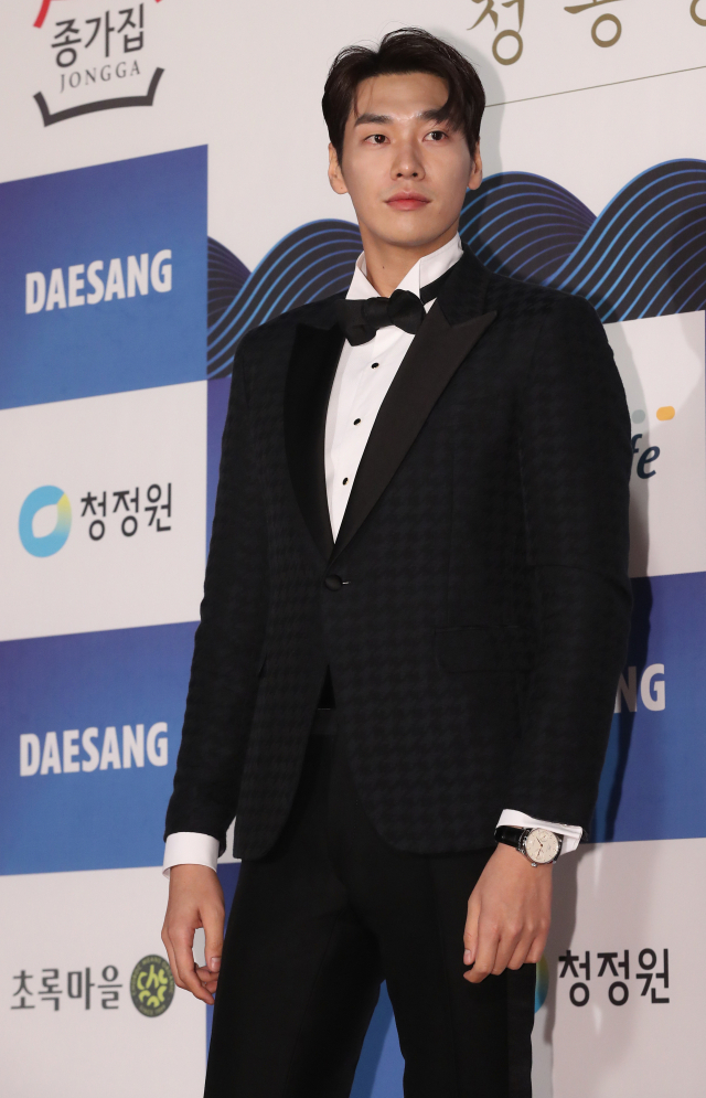 배우 김영광이 23일 오후 서울 동대문구 경희대 평화의전당에서 열린 청룡영화상 시상식 레드카펫에서 포즈를 취하고 있다. 연합뉴스