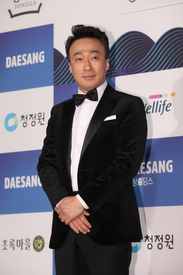 배우 이성민이 23일 오후 서울 동대문구 경희대 평화의전당에서 열린 청룡영화상 시상식 레드카펫에서 포즈를 취하고 있다. 연합뉴스