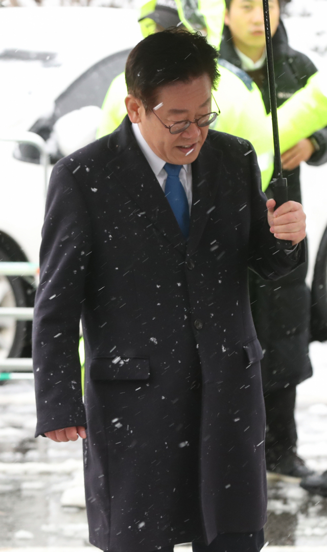 이재명 경기도지사가 친형 강제입원, 검사 사칭, 대장동 개발관련 허위사실 공표 등 그동안 제기된 의혹과 관련 피의자 신분으로 조사를 받기 위해 24일 오전 경기도 성남시 수원지검 성남지청으로 출석하고 있다. 연합뉴스