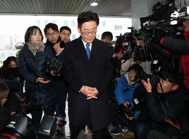 이재명 경기도지사가 친형 강제입원, 검사 사칭, 대장동 개발 관련 허위사실 공표 등 그동안 제기된 의혹과 관련 피의자 신분으로 조사를 받기 위해 24일 오전 경기도 성남시 수원지검 성남지청으로 출석하고 있다. 연합뉴스