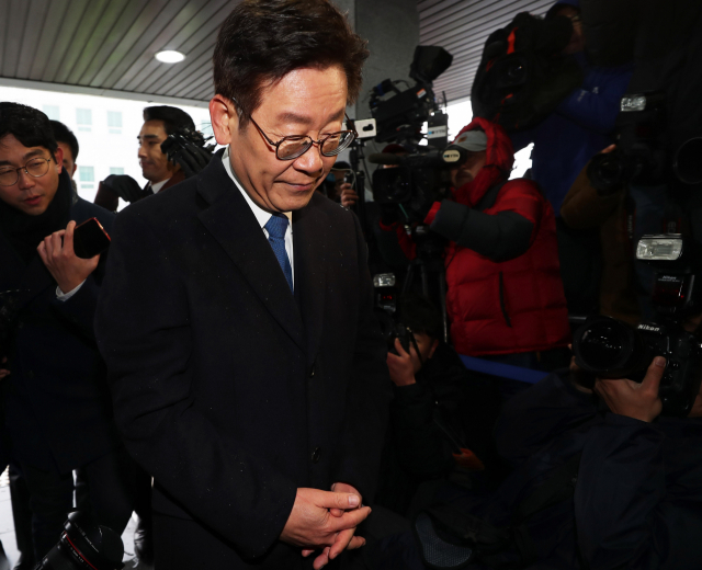 이재명 경기도지사가 친형 강제입원, 검사 사칭, 대장동 개발 관련 허위사실 공표 등 그동안 제기된 의혹과 관련 피의자 신분으로 조사를 받기 위해 24일 오전 경기도 성남시 수원지검 성남지청으로 출석하고 있다. 연합뉴스