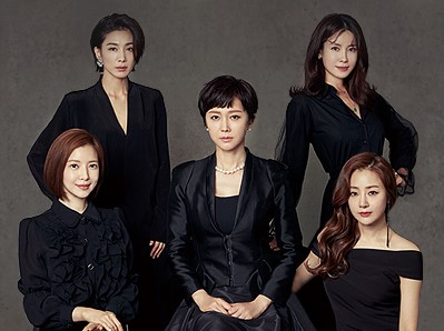 드라마 스카이(SKY) 캐슬 포스터 속 주요 인물들의 검은 복장. JTBC