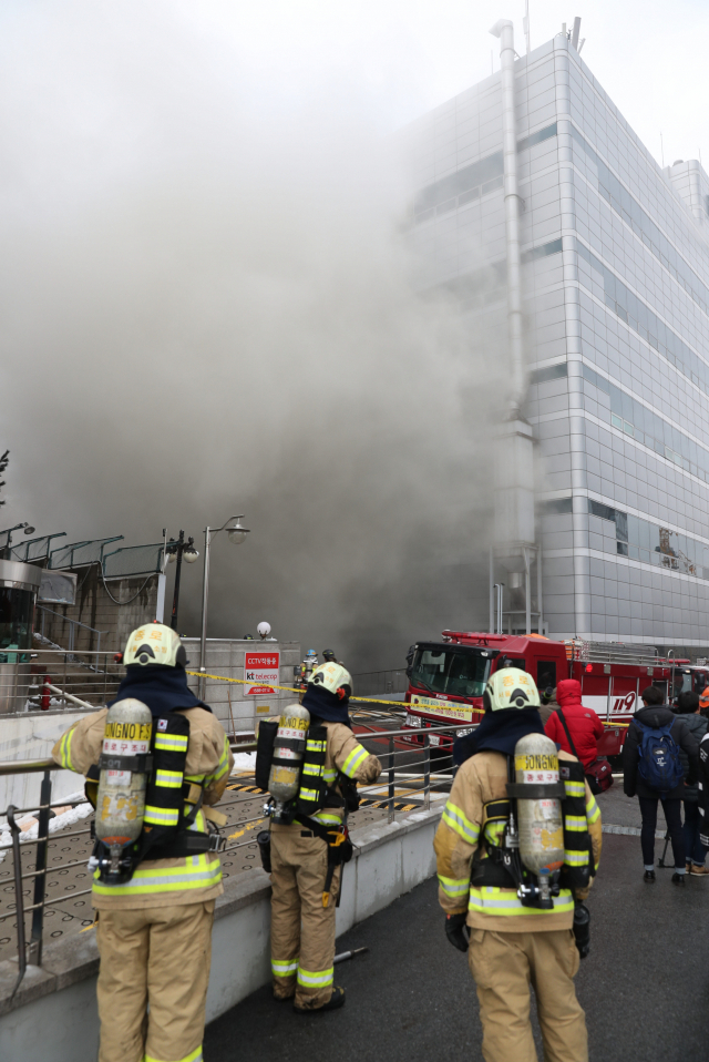 24일 오전 서울 서대문구 충정로의 KT 아현빌딩 지하 통신구에서 불이나 소방관들이 화재진화 작업을 벌이고 있다. 연합뉴스