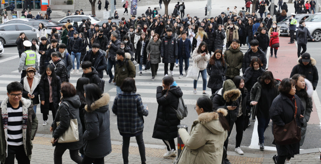 24일 경북대학교에서 2019학년도 수시모집 논술고사를 치른 수험생들이 학교를 나서고 있다. 김영진 기자 kyjmaeil@msnet.co.kr