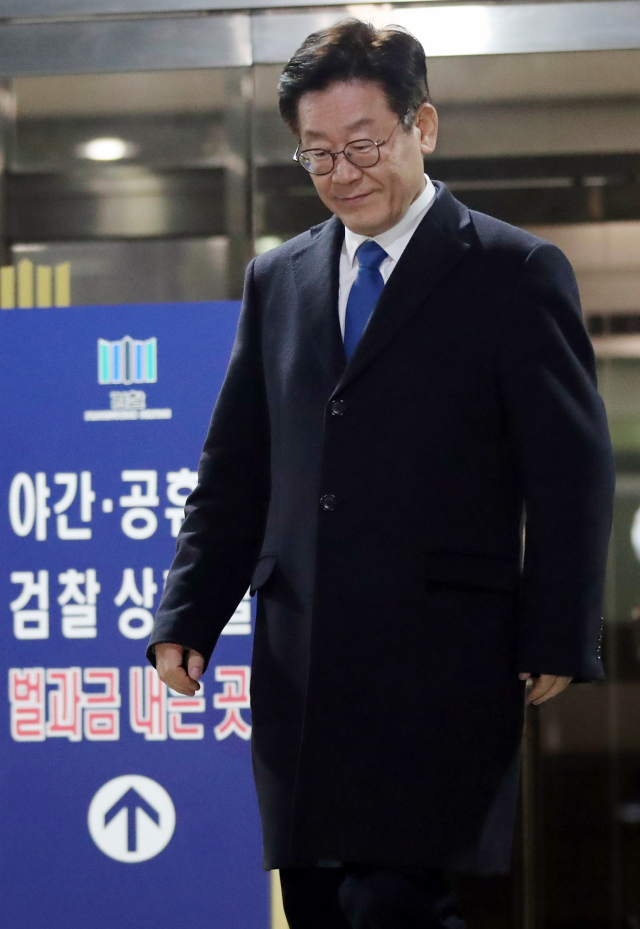 친형 강제입원, 검사 사칭, 대장동 개발 관련 허위사실 공표 등 혐의에 대한 피의자 신분으로 검찰에 출석한 이재명 경기도지사가 24일 오후 13시간에 걸친 조사를 마친 뒤 경기도 성남시 수원지검 성남지청을 빠져나오고 있다. 연합뉴스