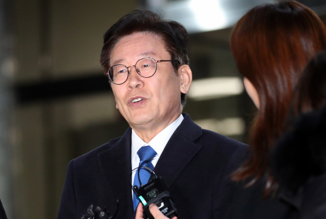 친형 강제입원, 검사 사칭, 대장동 개발 관련 허위사실 공표 등 혐의에 대한 피의자 신분으로 검찰에 출석한 이재명 경기도지사가 24일 오후 13시간에 걸친 조사를 마친 뒤 경기도 성남시 수원지검 성남지청을 빠져나오고 있다. 연합뉴스