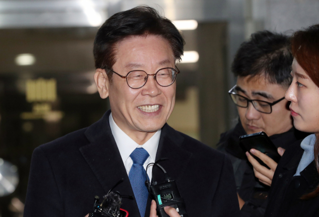 친형 강제입원, 검사 사칭, 대장동 개발 관련 허위사실 공표 등 혐의에 대한 피의자 신분으로 검찰에 출석한 이재명 경기도지사가 24일 오후 13시간에 걸친 조사를 마친 뒤 경기도 성남시 수원지검 성남지청 앞에서 취재진의 질문에 답하고 있다. 연합뉴스