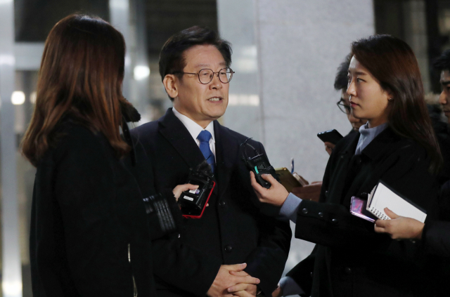 친형 강제입원, 검사 사칭, 대장동 개발 관련 허위사실 공표 등 혐의에 대한 피의자 신분으로 검찰에 출석한 이재명 경기도지사가 24일 오후 13시간에 걸친 조사를 마친 뒤 경기도 성남시 수원지검 성남지청 앞에서 취재진의 질문에 답하고 있다. 연합뉴스