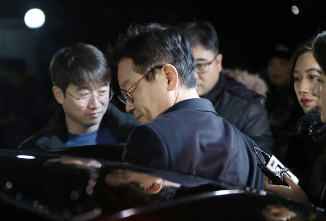 친형 강제입원, 검사 사칭, 대장동 개발 관련 허위사실 공표 등 혐의에 대한 피의자 신분으로 검찰에 출석한 이재명 경기도지사가 24일 오후 13시간에 걸친 조사를 마친 뒤 경기도 성남시 수원지검 성남지청을 떠나고 있다. 연합뉴스