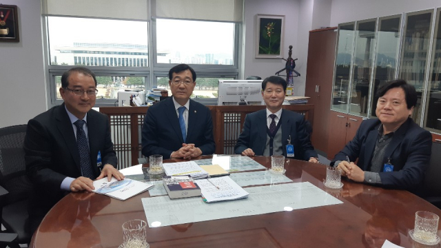 구미시 관계자들이 국회를 찾아 구미의 신규 국책사업을 설명하고 국비 반영을 요청하고 있다. (왼쪽부터 최동문 구미시 투자통상과장, 민홍철 더불어민주당 국회의원, 금정철 구미시 정책보좌관). 구미시 제공