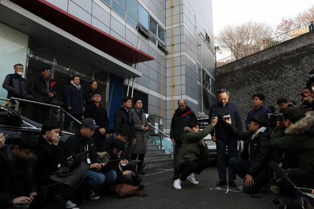 황창규 KT 회장이 25일 오전 전날 화재가 발생한 서울 서대문구 충정로 KT아현국사를 찾아 기자회견을 하고 화재로 인한 통신 장애 등과 관련해 사과하고 있다. 연합뉴스