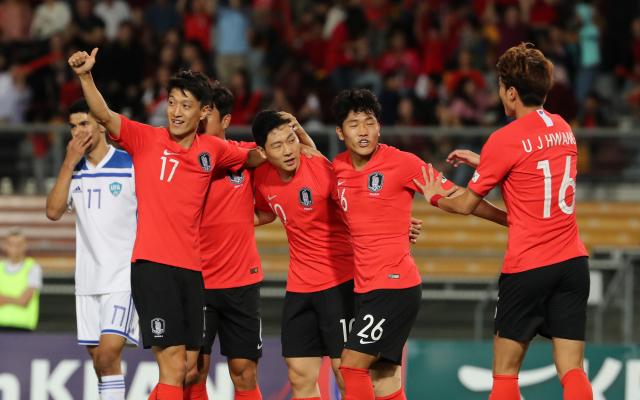 20일 호주 브리즈번 퀸즐랜드 스포츠 육상센터(QSAC)에서 열린 한국과 우즈베키스탄의 축구국가대표 친선경기. 전반 남태희가 득점 후 이청용, 황의조, 나상호의 축하를 받고 있다. 연합뉴스