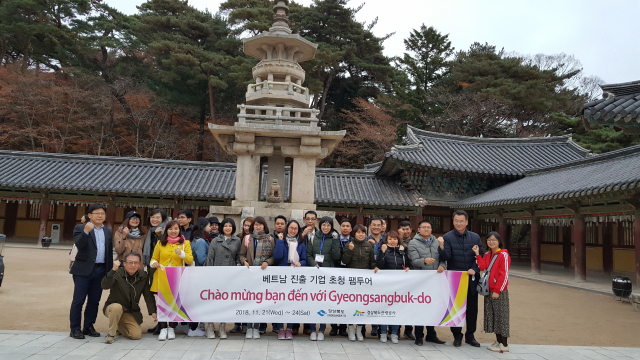 베트남 진출기업 현지 근로자 유치를 위한 팸투어 참석자들이 21일 불국사를 방문, 다보탑 앞에서 기념사진을 찍고 있다. 경북도 제공
