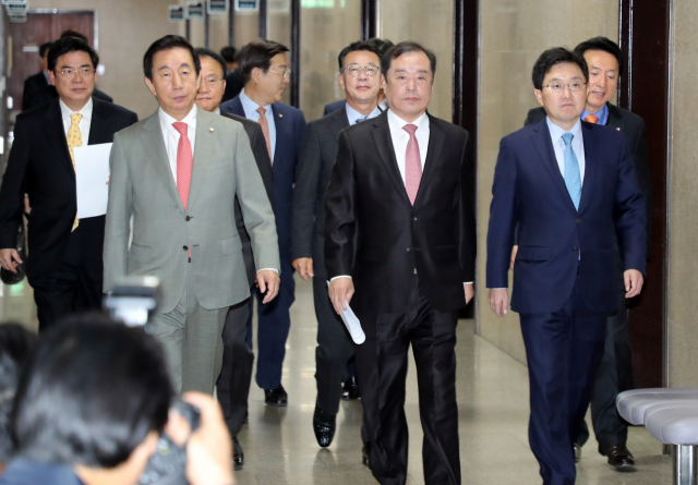 자유한국당 김병준 비상대책위원장, 김성태 원내대표, 김용태 사무총장 등이 22일 국회에서 열리는 비상대책위원회 회의에 참석하기 위해 회의장으로 향하고 있다. 연합뉴스