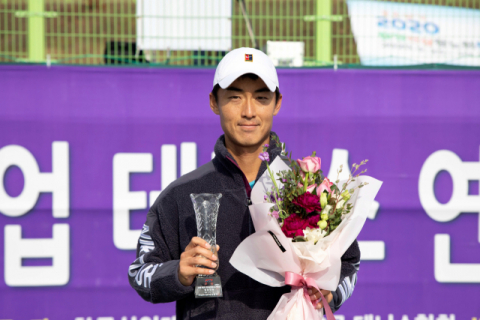 25일 한국실업테니스연맹전 함양대회 남자단식 결승에서 우승한 김청의가 포즈를 취하고 있다. 연합뉴스