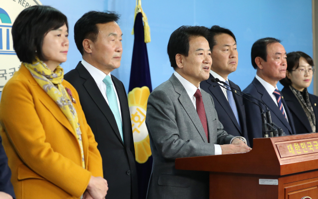 바른미래당, 민주평화당, 정의당 당 대표자 및 원내대표들이 25일 오후 국회 정론관에서 선거제도 개혁 3당 공동기자회견을 열고 발언하고 있다. 왼쪽 두 번째 부터 이정미 정의당 대표, 바른미래당 손학규 대표,민주평화당 정동영 대표, 바른미래당 김관영 원내대표, 민주평화당 장병완 원내대표, 정의당 추혜선 원내수석부대표. 연합뉴스