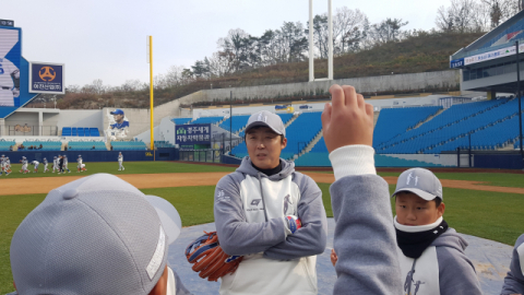 25일 대구삼성라이온즈파크에서 열린 이승엽 야구장학재단의 유소년 야구캠프에서 배영수가 리틀야구선수들의 질문을 받고 있다. 김병훈 기자