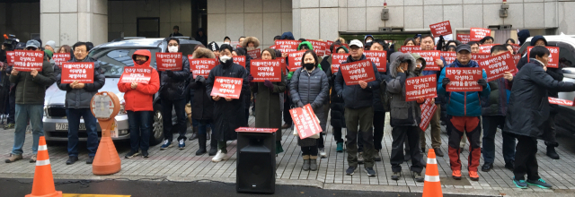 24일 오후 서울 여의도 더불어민주당 중앙당사 앞에서 일부 민주당 당원들이 이재명 경기지사의 민주당에서의 제명을 촉구하는 집회를 하고 있다. 연합뉴스