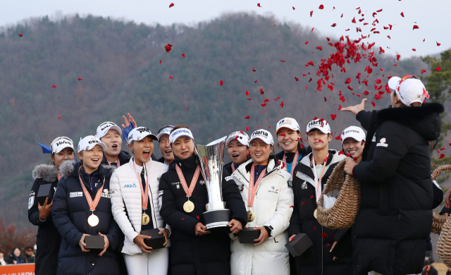 25일 경북 경주 블루원 디아너스 컨트리클럽에서 열린 오렌지라이프 챔피언스트로피 박인비 인비테이셔널에서 승리한 팀 LPGA 선수들이 팀 KLPGA 선수들의 축하를 받고 있다. 연합뉴스
