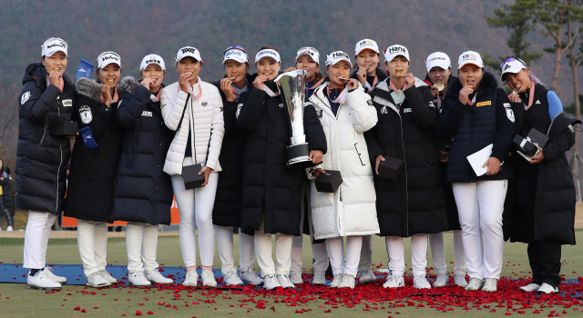 25일 경북 경주 블루원 디아너스 컨트리클럽에서 열린 오렌지라이프 챔피언스트로피 박인비 인비테이셔널에서 승리한 팀 LPGA 선수들이 우승을 자축하고 있다. 연합뉴스