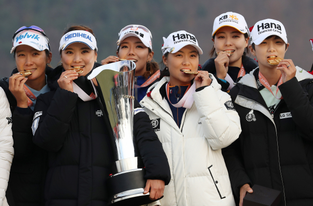 25일 경북 경주 블루원 디아너스 컨트리클럽에서 열린 오렌지라이프 챔피언스트로피 박인비 인비테이셔널에서 승리한 팀 LPGA 선수들이 우승을 자축하고 있다. 연합뉴스