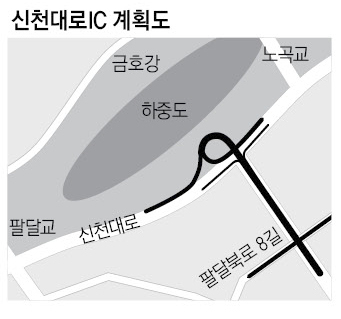 22일 대구 북구 노원로 9길 도로에 신천IC 건설로 인한 공장 진출입로 문제 해결을 촉구하는 현수막이 줄지어 걸려 있다. 김영진 기자 kyjmaeil@msnet.co.kr