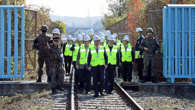 국회 국토교통위원회 소속 위원들이 25일 오전 경기도 파주 도라산역에 도착해 도보로 경의선 철길을 따라 국경역 통관절차 체험을 하고 있다. 이날 자유한국당을 비롯한 일부 야당 의원들은 불참했다. 연합뉴스