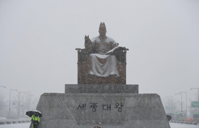 24일 오전 서울 종로구 광화문광장 세종대왕 동상에 첫눈이 내리고 있다. 연합뉴스 #첫눈이 폭설