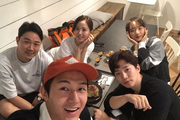 아이유, 이준기, 이준호, 원진아, 이기우, 홍종현, 설현, 강하늘, 김종국, 송지효, 하하, 홍진영, 양세찬 등 강한나의 인맥은 배우와 가수를 가리지 않는다. 강한나 인스타그램 캡처