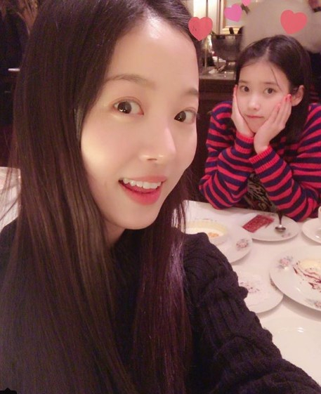 아이유, 이준기, 이준호, 원진아, 이기우, 홍종현, 설현, 강하늘, 김종국, 송지효, 하하, 홍진영, 양세찬 등 강한나의 인맥은 배우와 가수를 가리지 않는다. 강한나 인스타그램 캡처