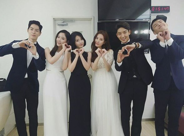 아이유, 이준기, 이준호, 원진아, 이기우, 홍종현, 설현, 강하늘, 김종국, 송지효, 하하, 홍진영, 양세찬 등 강한나의 인맥은 배우와 가수를 가리지 않는다. 강한나 인스타그램 캡처
