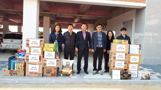 안동시청공공노동조합은 19일 풍산초등학교를 방문해 초등학생 2명에게 쌀과 라면, 떡국 등 생필품을 전달했다. 안동시 제공