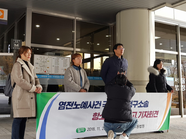 염전노예 사건의 피해자들을 대리한 최정규 변호사가 23일 오후 서울고법의 선고 직후 법원 앞에서 기자회견을 통해 소감을 밝히고 있다. 연합뉴스