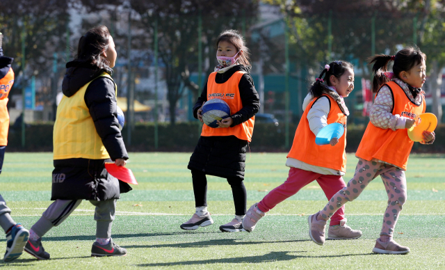 대구FC 유소년축구센터에서 아이들이 수업을 받고 있다 김영진 기자 kyjmaeil@msnet.co.kr