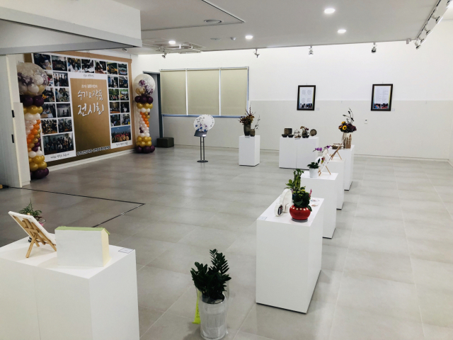 영주 선비도서관 전시실에 다문화가족들이 만든 작품들이 전시되고 있다. 영주시 제공
