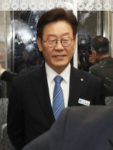 이재명 경기도지사 26일 오전 경기도 수원시 경기도의회에서 열린 제332회 정례회 4차 본회의에 참석한 후 의회를 나오고 있다. 연합뉴스