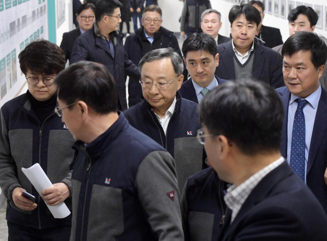 KT 황창규 회장이 26일 서울 종로구 KT혜화전화국 국제통신운영센터에서 KT 아현지사 화재로 인한 통신장애 후속대책을 위해 열린 통신3사 CEO 긴급 대책회의에 참석하고 있다. 연합뉴스
