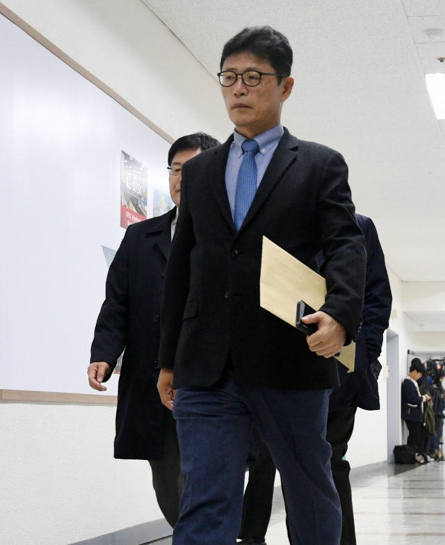 이형희 SK브로드밴드사장이 26일 서울 종로구 KT혜화전화국 국제통신운영센터에서 KT 아현지사 화재로 인한 통신장애 후속대책을 위해 열린 통신3사 CEO 긴급 대책회의에 참석하고 있다. 연합뉴스