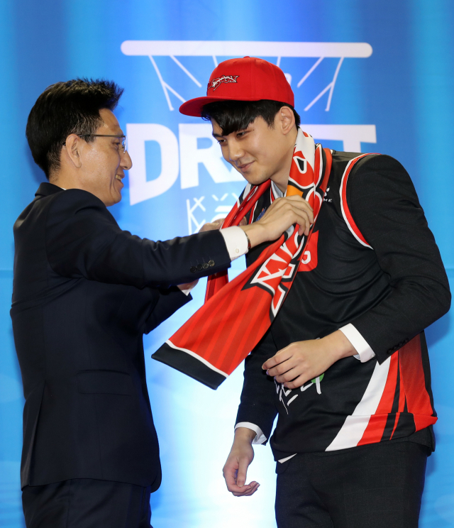 26일 오후 서울 송파구 잠실학생체육관에서 열린 2018 KBL 국내 신인선수 드래프트. 1라운드에서 부산 kt에 지명된 박준영이 서동철 부산 kt 감독으로부터 축하받고 있다. 연합뉴스