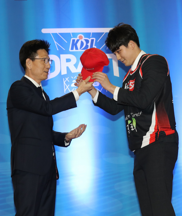 26일 오후 서울 송파구 잠실학생체육관에서 열린 2018 KBL 국내 신인선수 드래프트. 1라운드에서 부산 kt에 지명된 박준영이 서동철 부산 kt 감독으로부터 축하받고 있다. 연합뉴스