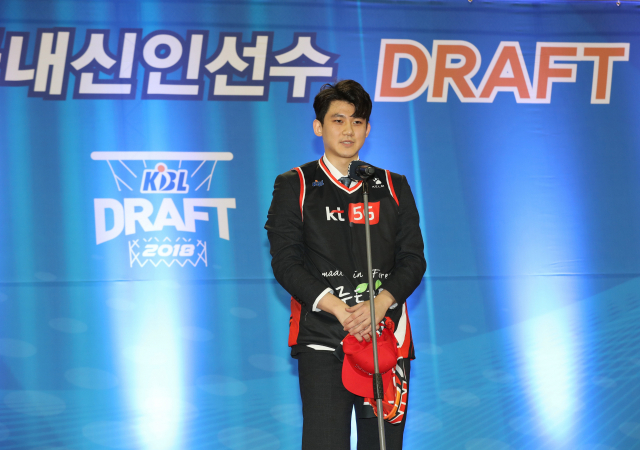 26일 오후 서울 송파구 잠실학생체육관에서 열린 2018 KBL 국내 신인선수 드래프트. 1라운드에서 부산 kt에 지명된 박준영이 소감을 말하고 있다. 연합뉴스