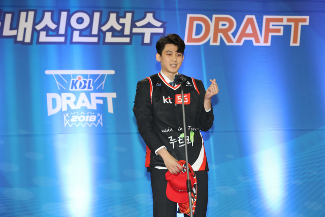 26일 오후 서울 송파구 잠실학생체육관에서 열린 2018 KBL 국내 신인선수 드래프트. 1라운드에서 부산 kt에 지명된 박준영이 소감을 말하며 손가락 하트를 만들고 있다. 연합뉴스