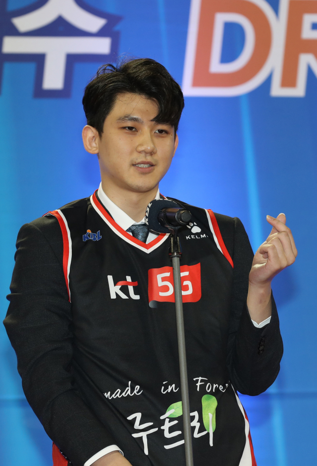 26일 오후 서울 송파구 잠실학생체육관에서 열린 2018 KBL 국내 신인선수 드래프트. 1라운드에서 부산 kt에 지명된 박준영이 소감을 말하며 손가락 하트를 만들고 있다. 연합뉴스