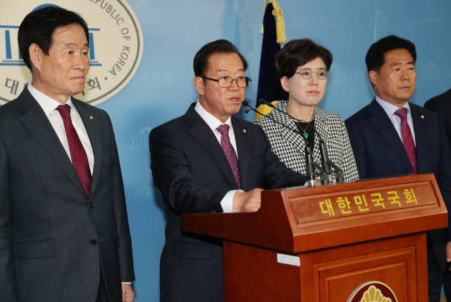 자유한국당 산업통상자원중소벤처기업위원회, 에너지특별위원회 위원들이 26일 오후 국회 정론관에서 대만 탈원전 정책 폐기 결정에 대한 성명을 발표하고 있다. 연합뉴스