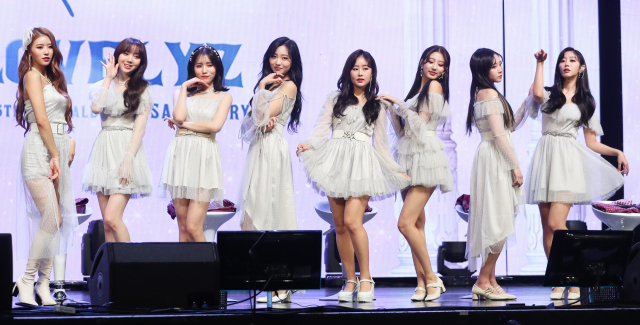 그룹 러블리즈의 미주(왼쪽부터), 케이, 진, 수정, 베이비소울, 예인, 지애, 지수가 26일 오후 서울 광진구 광장동 예스24라이브홀에서 열린 5집 앨범 